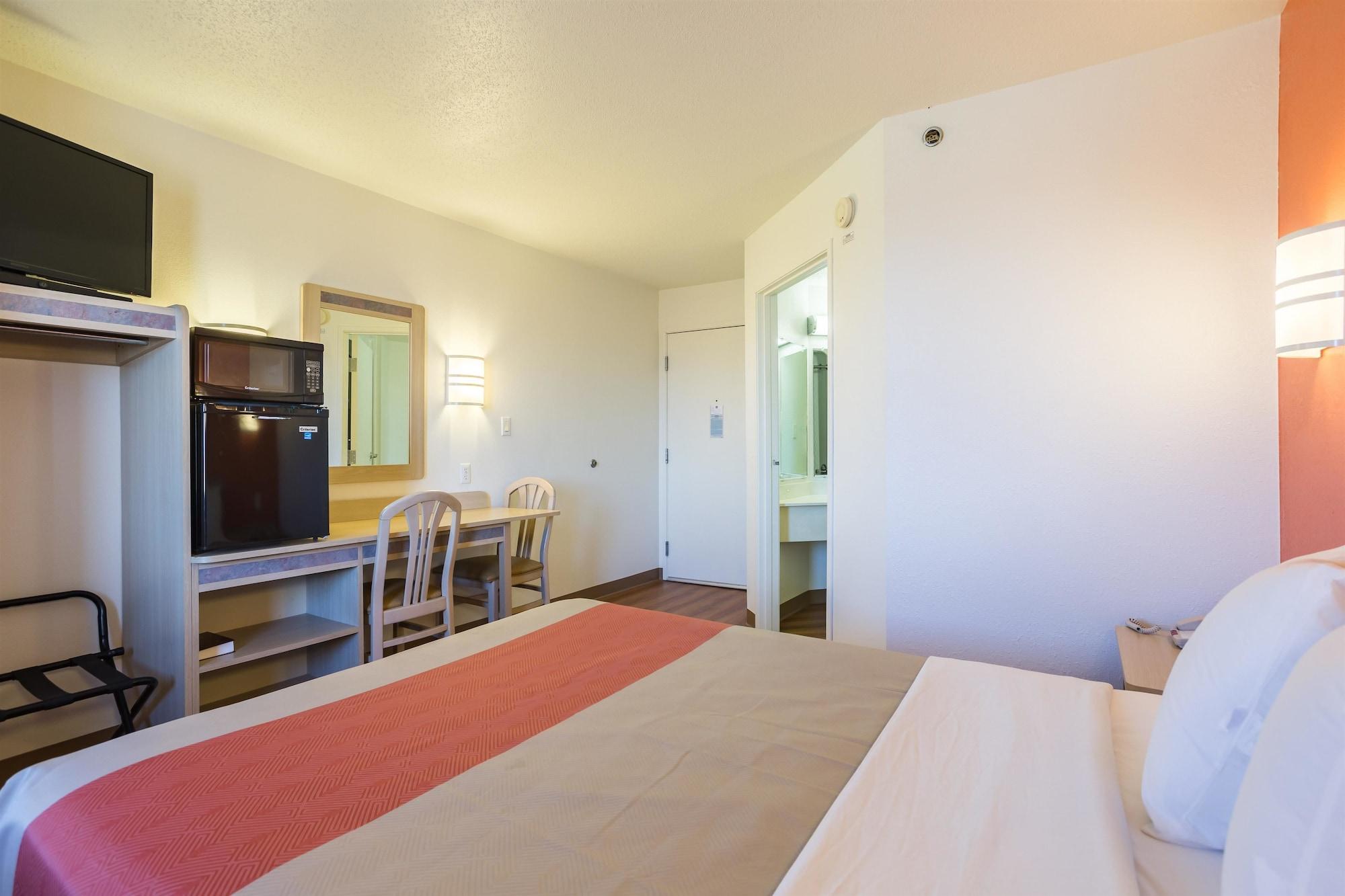Motel 6-Dale, In Exterior photo