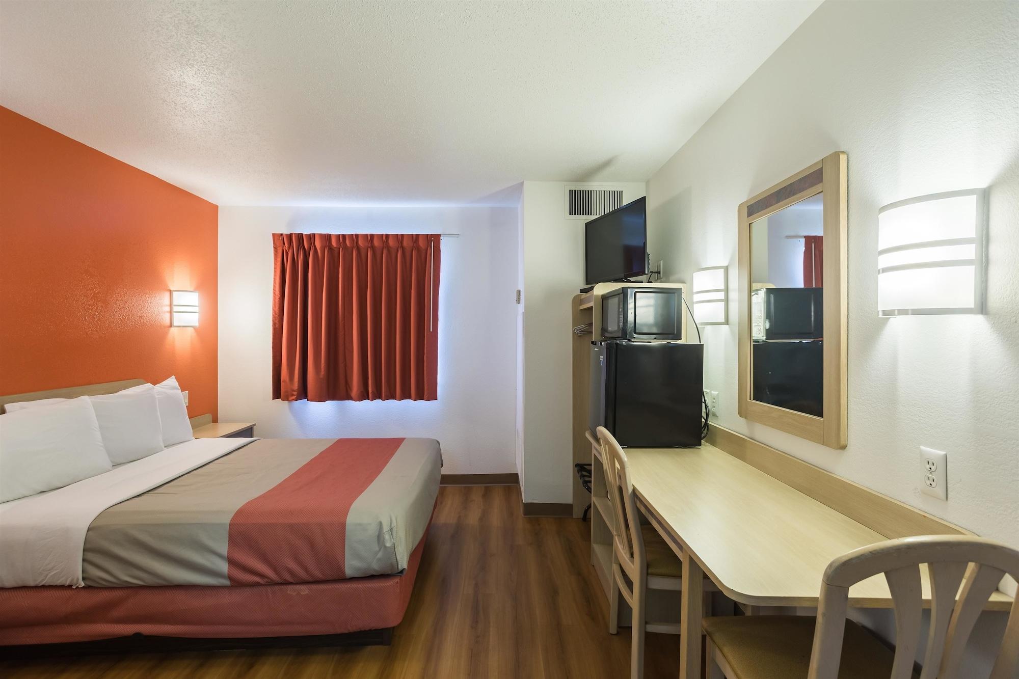 Motel 6-Dale, In Exterior photo