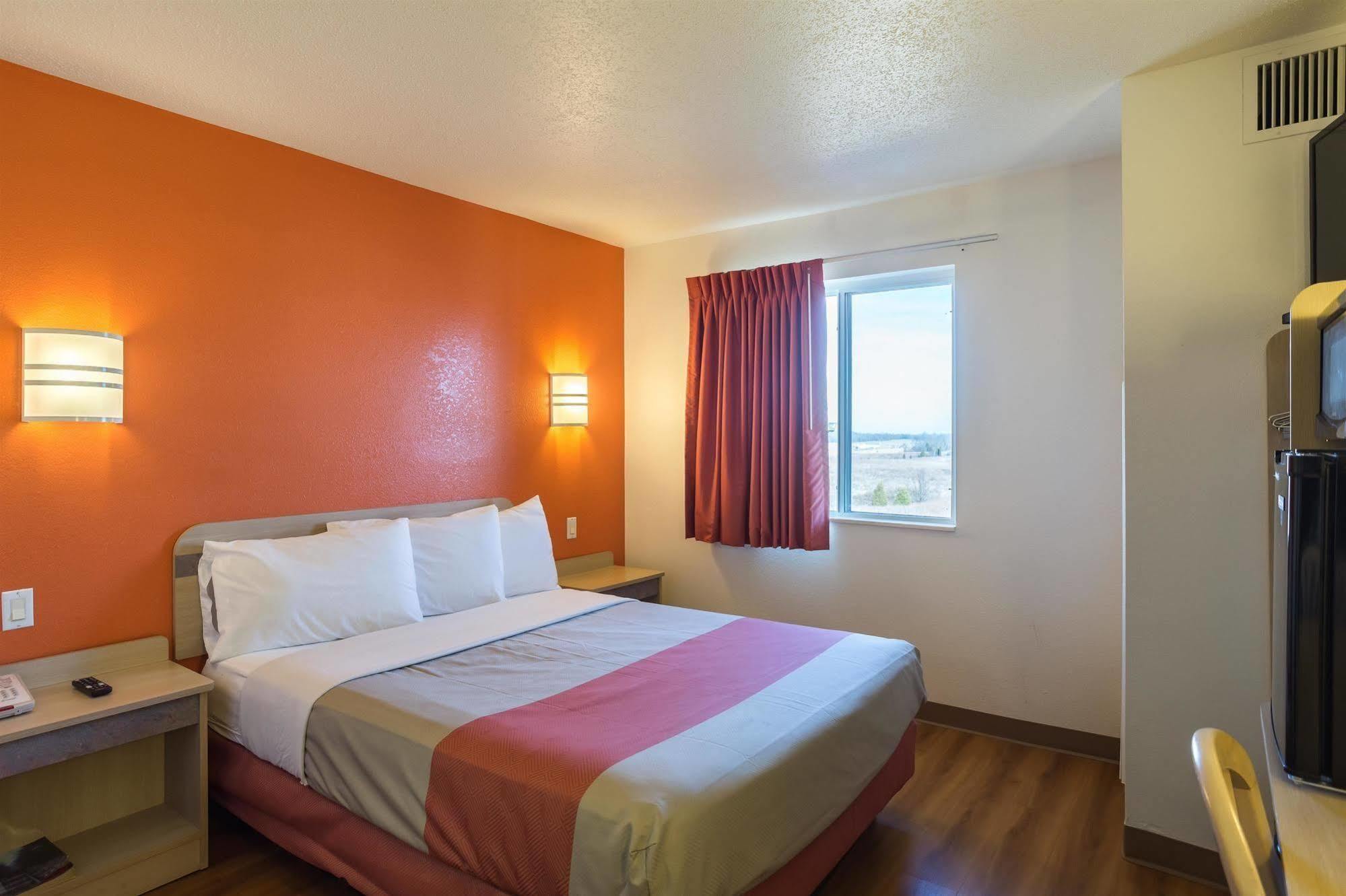 Motel 6-Dale, In Exterior photo
