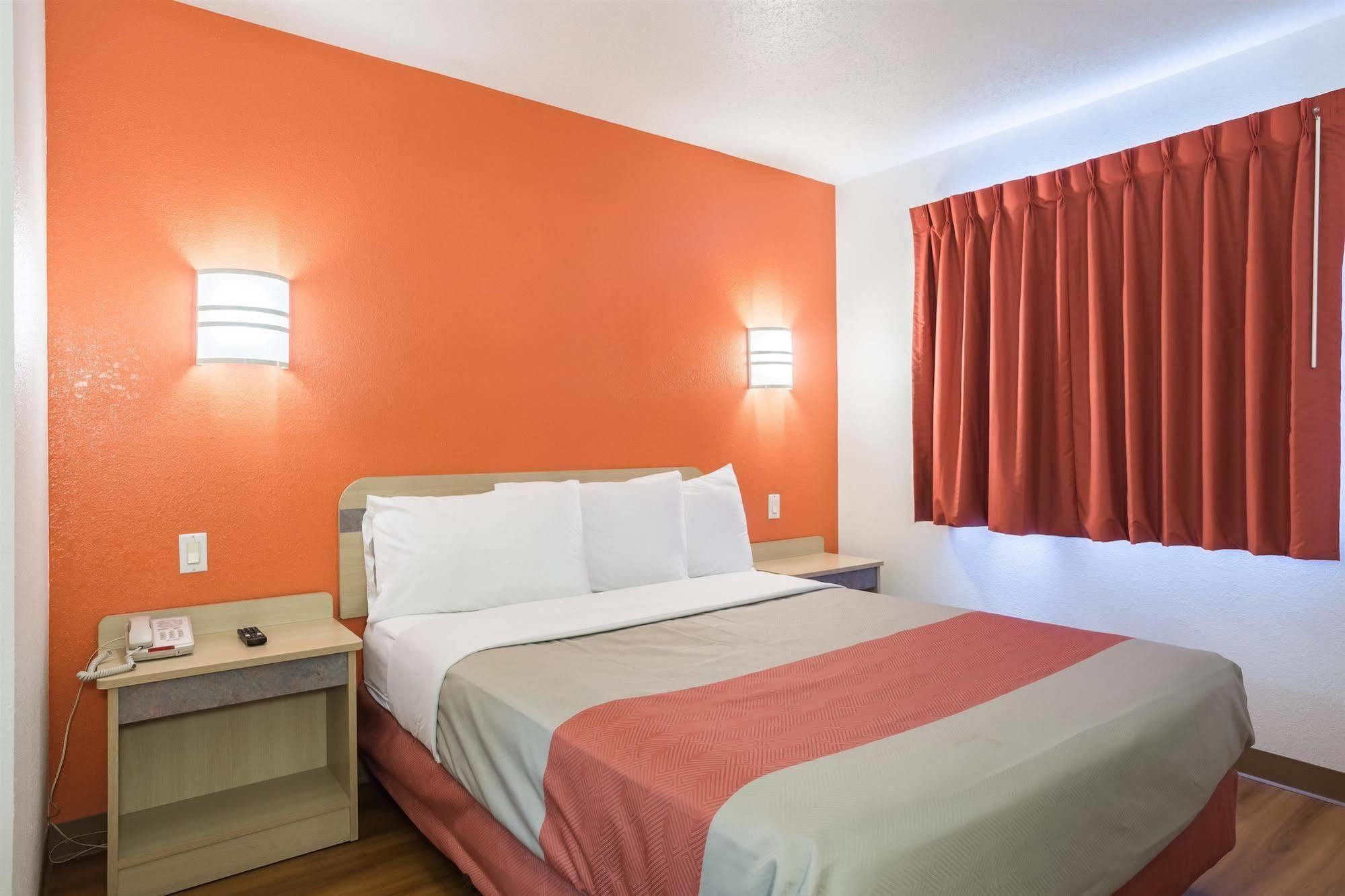 Motel 6-Dale, In Exterior photo